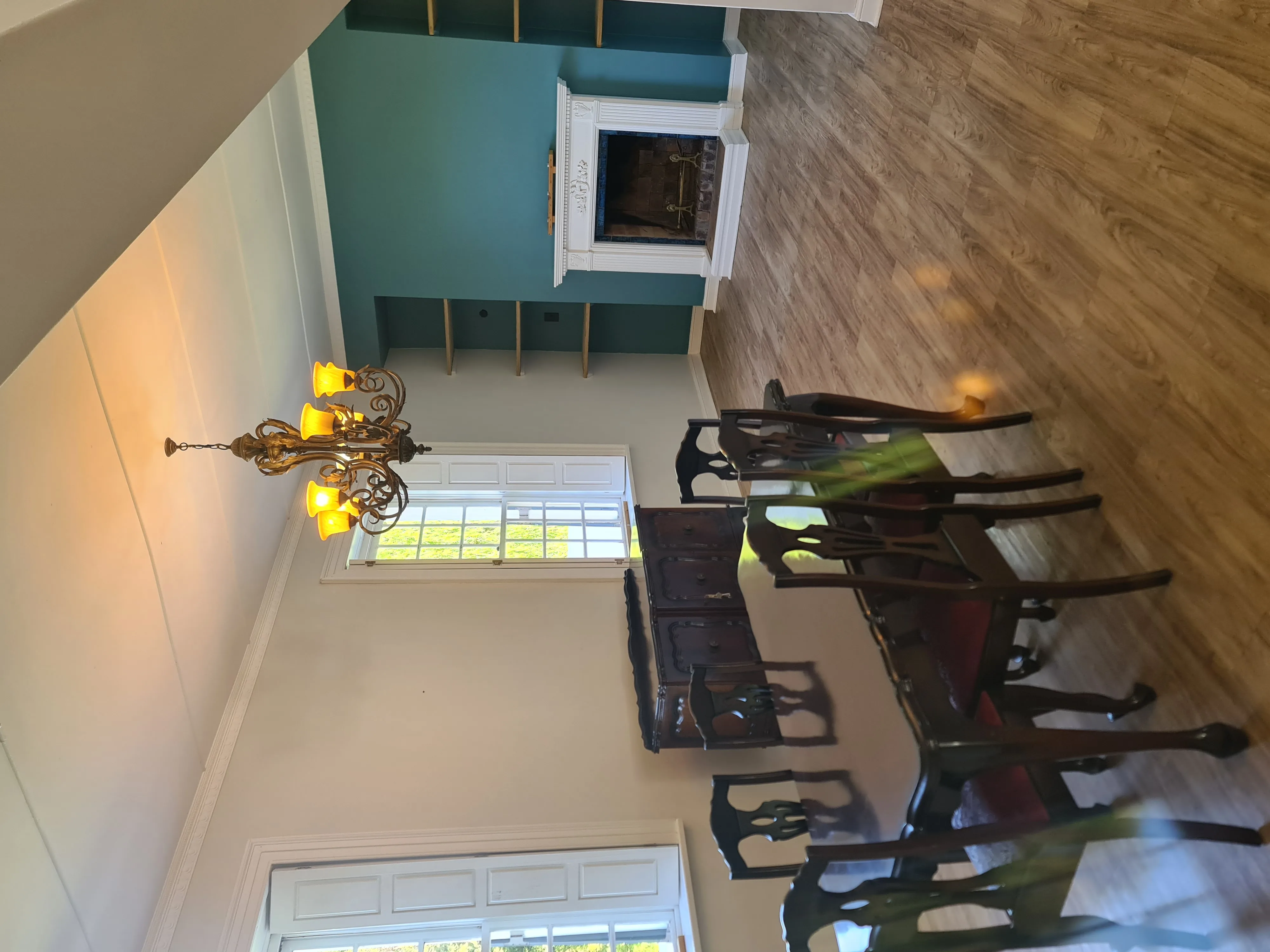 Wolwekloof Estate — dining room with chandelier